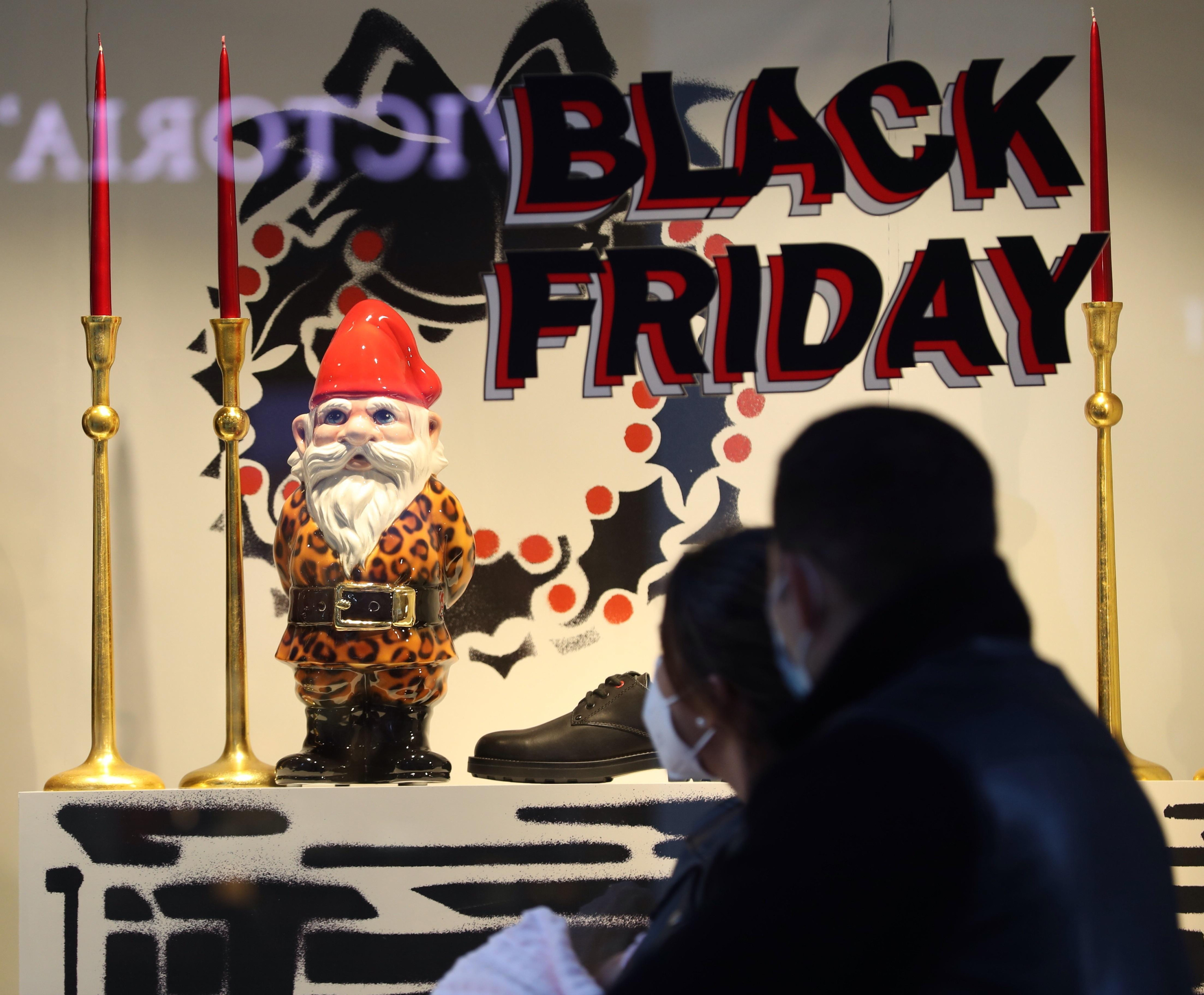 Un comercio con descuentos de Black Friday / EFE