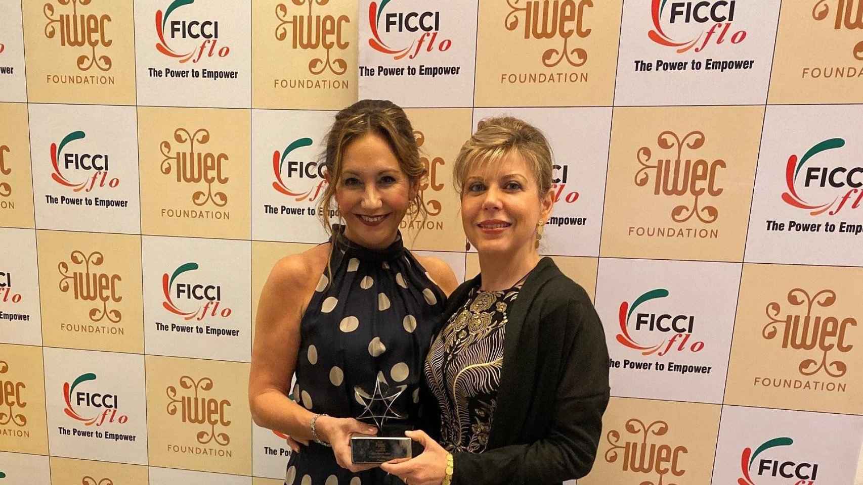 Arancha Manzanares muestra su premio IWEC 2019 con Mar Santana, directiva de CaixaBank y consejera de IWEC / EP