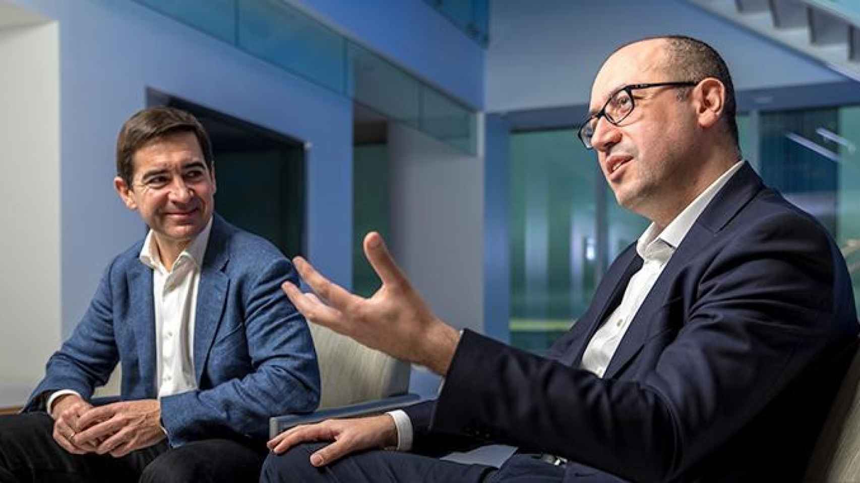 Carlos Torres Vila, a la izquierda, y Onur Genç, presidente y consejero delegado de BBVA