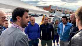 Los sindicalistas de CCOO de Alliance Healthcare que ha sido despediso junto al diputado del PSC Pol Gibert en una protesta que ha tenido lugar este lunes / CCOO