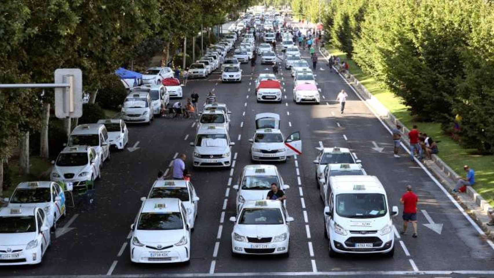 Taxistas bloqueando el Paseo de La Castellana de Madrid / EFE