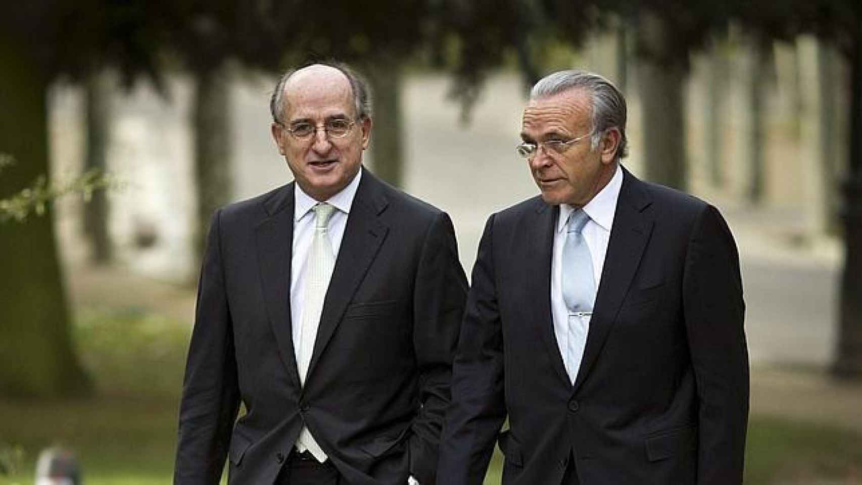 Antonio Brufau, presidente de Repsol, (i) e Isidro Fainé, expresidente de Gas Natual, (d) en una imagen de archivo de 2013 / EFE