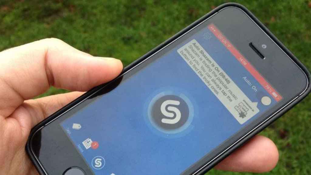 Un móvil con la aplicación Shazam en uso