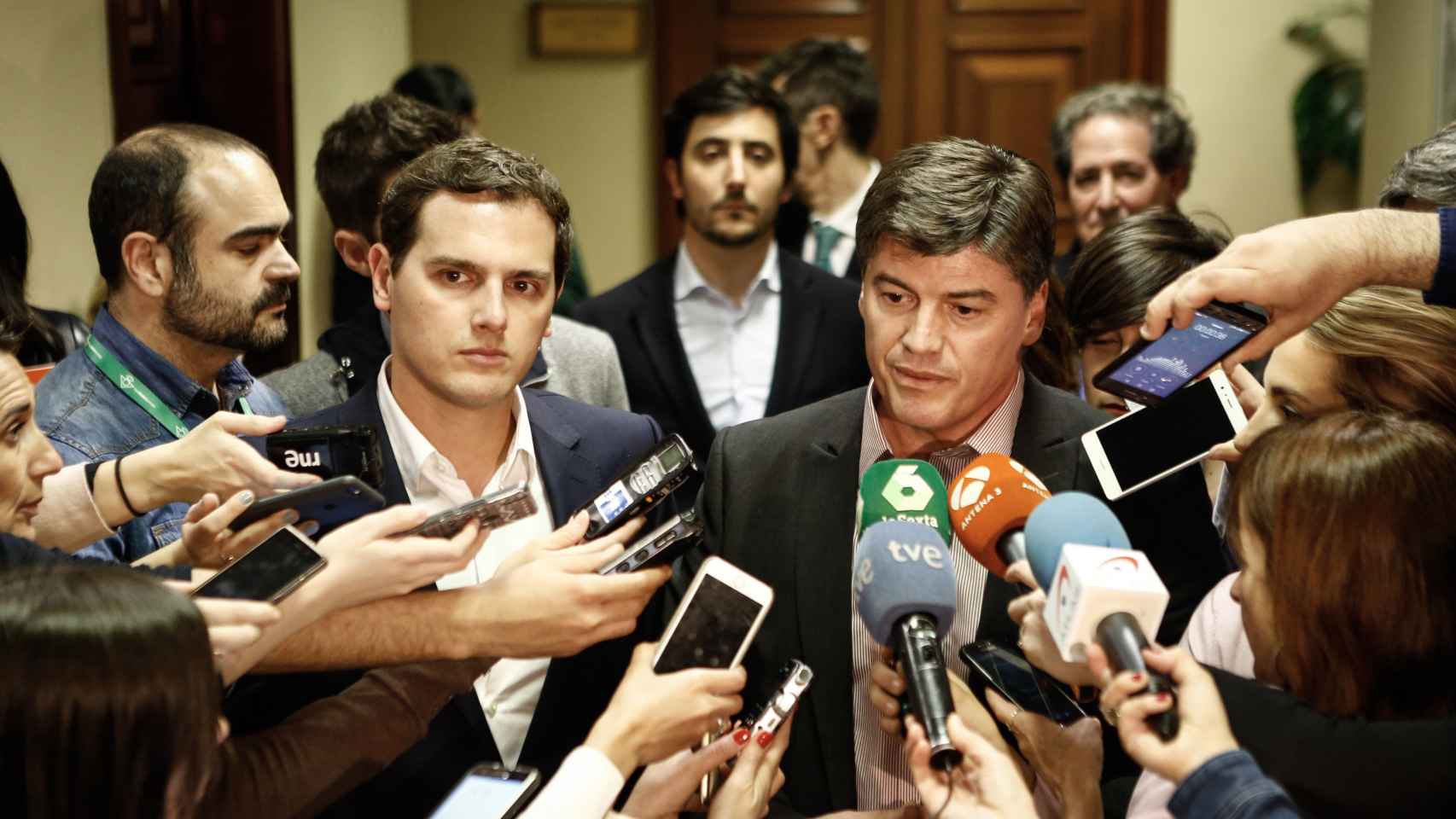 El presidente de Ciudadanos, Albert Rivera (i), y el de la Plataforma Multisectorial contra la Morosidad (PMcM), Antoni Cañete, tras reunirse para hablar del pago de empresas a proveedores / EFE