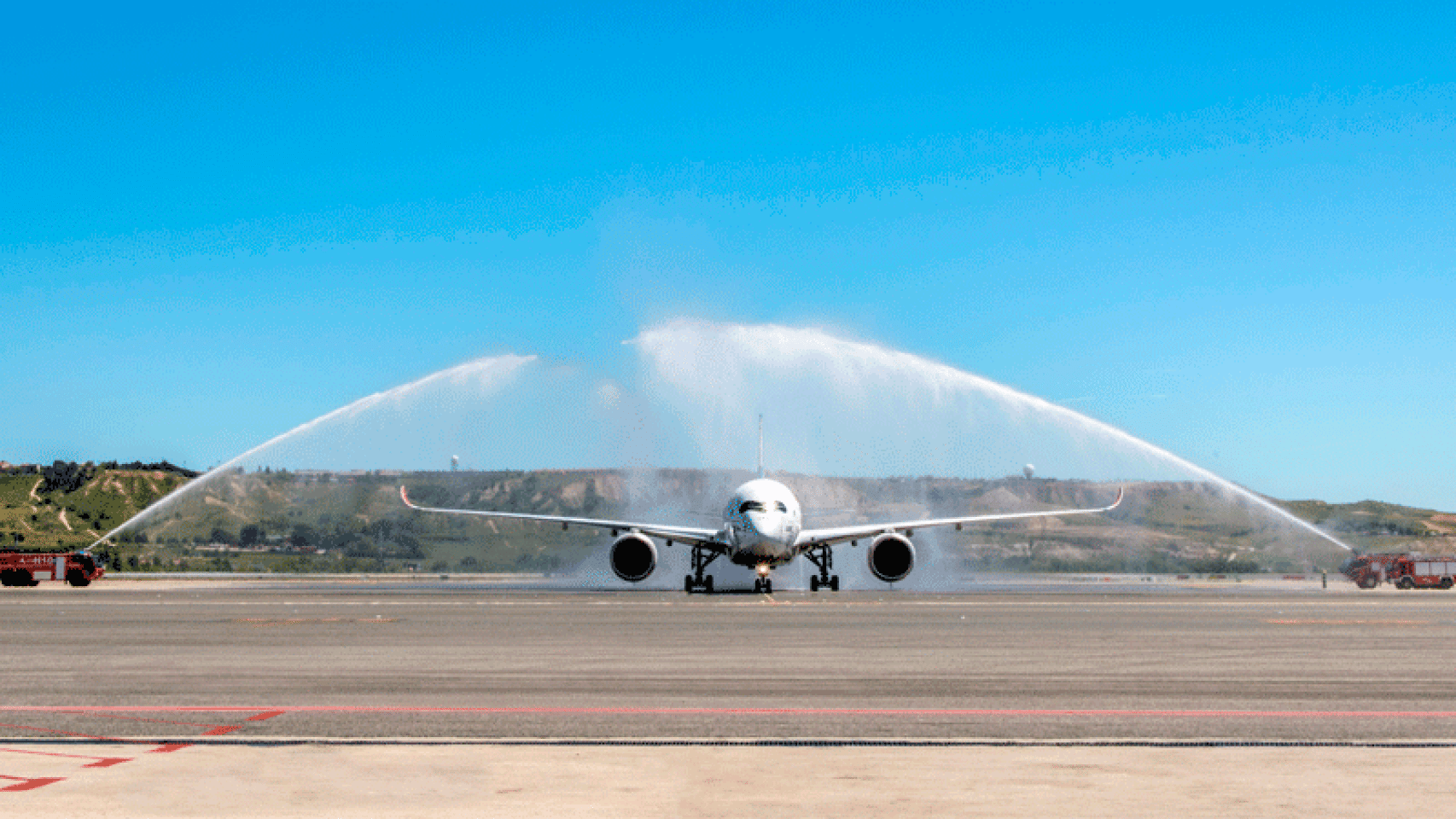 Latam (en la imagen, uno de sus aviones A350 en Madrid) cancelará sus rutas a Caracas el 31 de julio.