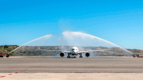 Latam (en la imagen, uno de sus aviones A350 en Madrid) cancelará sus rutas a Caracas el 31 de julio.