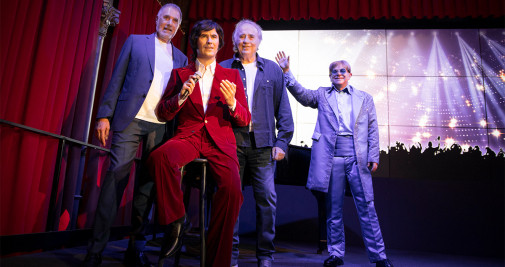 Joan Manuel Serrat durante la presentación de su nueva figura en el interior del Museo de Cera de Barcelona / MCB