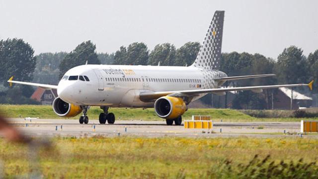 Un avión de Vueling preparado para volar durante el verano / EFE