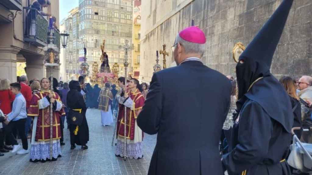 El obispo de Jaén, Sebastián Chico, en la porcesión de 'El Abuelo'