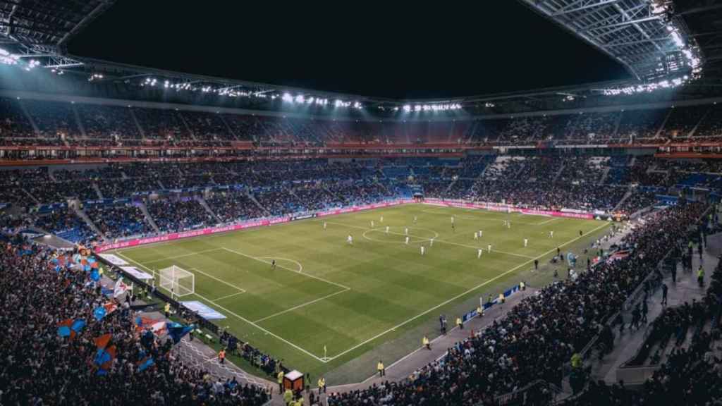 Partido de fútbol en un estadio / Thomas Serer en UNSPLASH