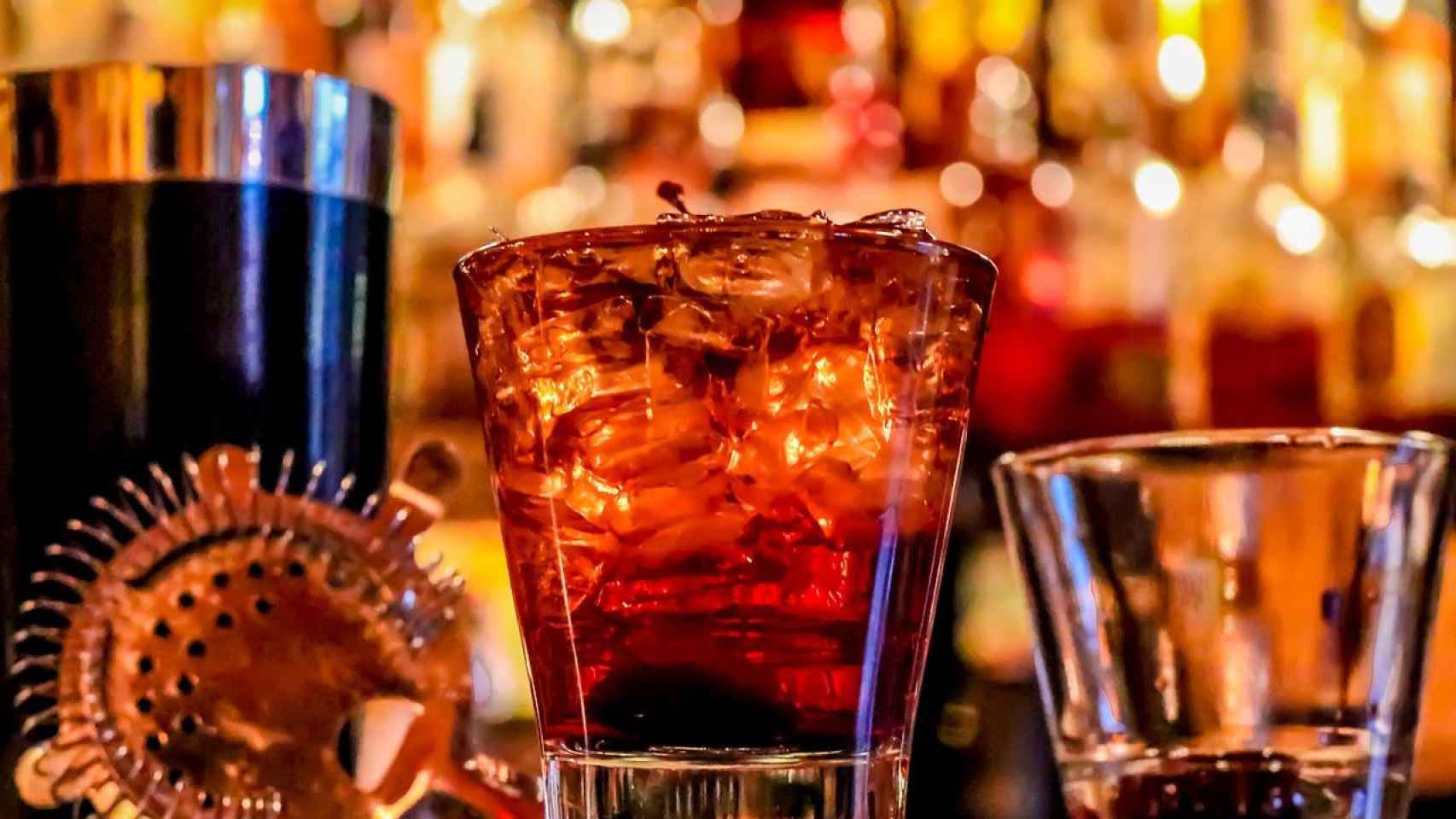 Uno de los cocktails que se sirven en la coctelería de moda en Barcelona / Social Butterfly MMG EN PIXABAY