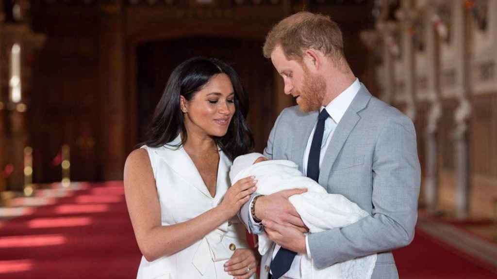 Los duques de Sussex, Meghan Markle y el príncipe Harry, junto a su primer hijo, Archie / EP