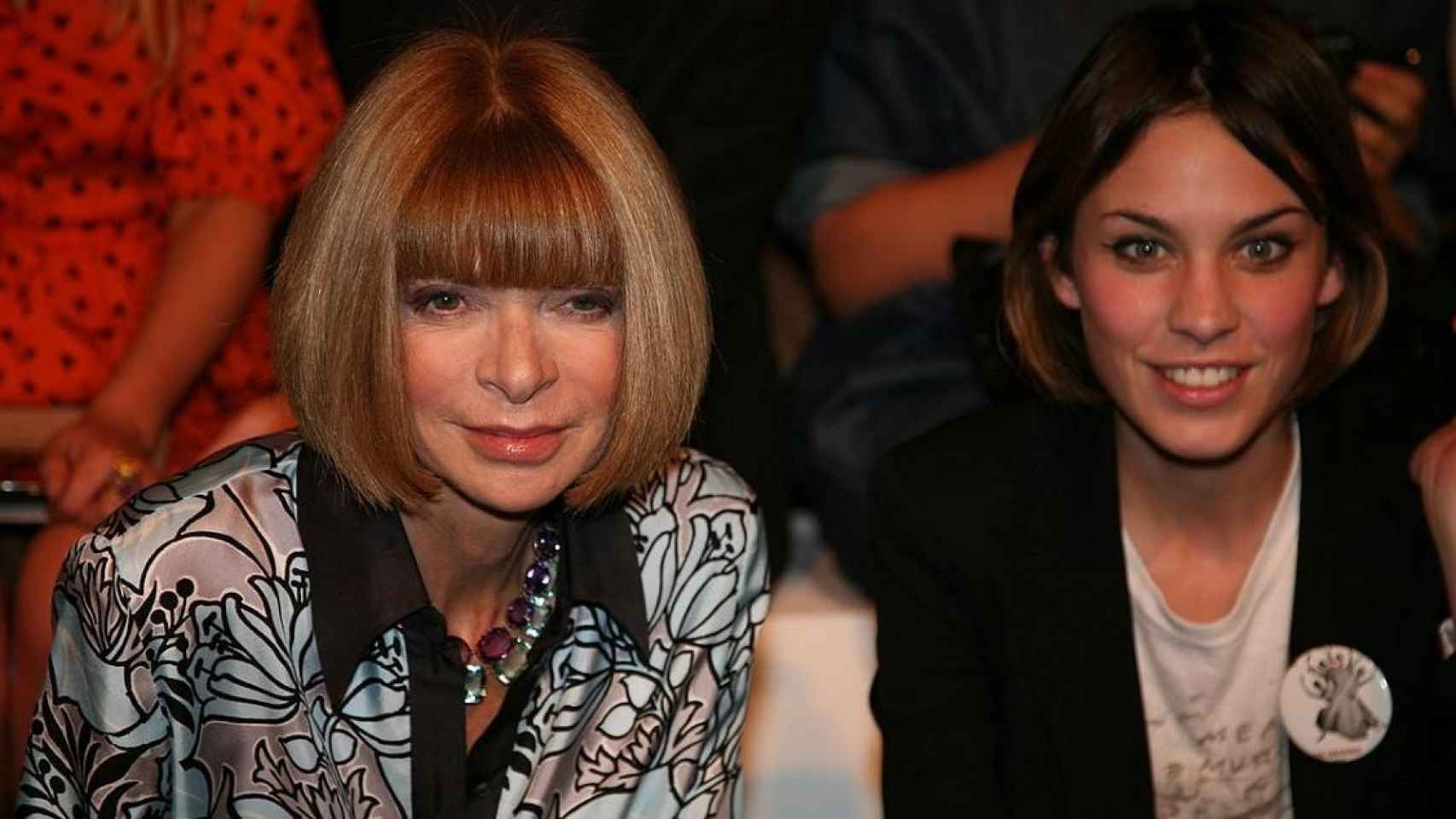 Anna Wintour, a la izquierda, junto a la modelo Alexa Chung en un desfile / LGEPR EN CREATIVE COMMONS