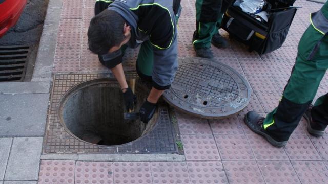 Imagen de archivo de un técnico en una alcantarilla / EUROPA PRESS