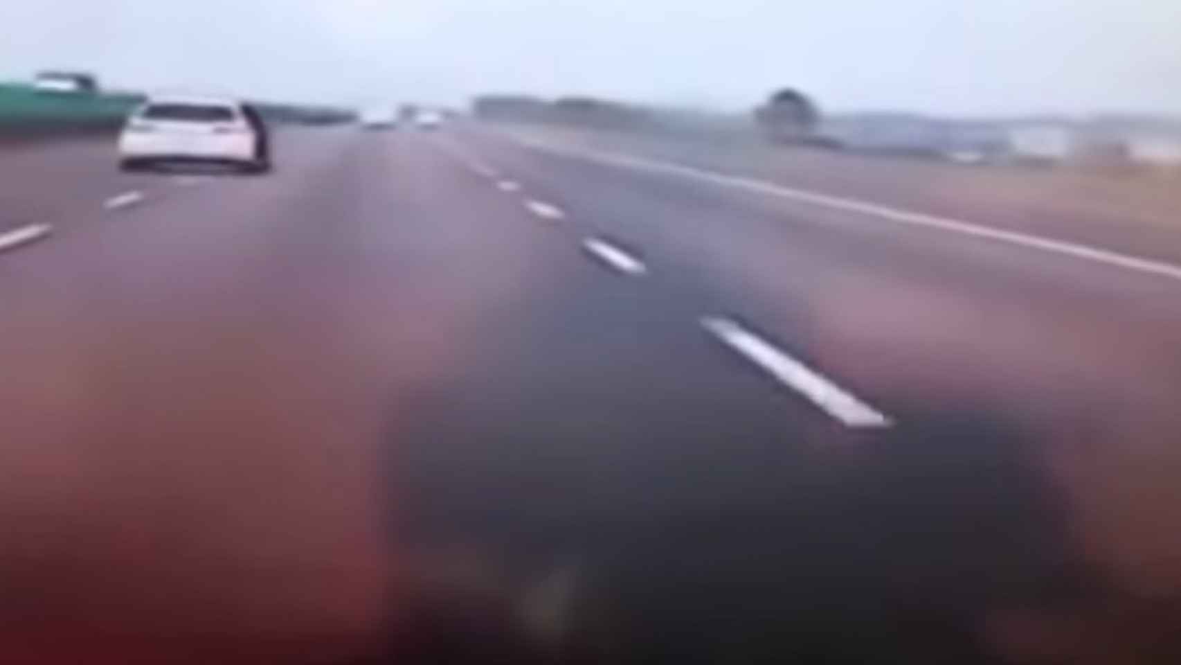 La mujer instantes antes de saltar del coche en marcha