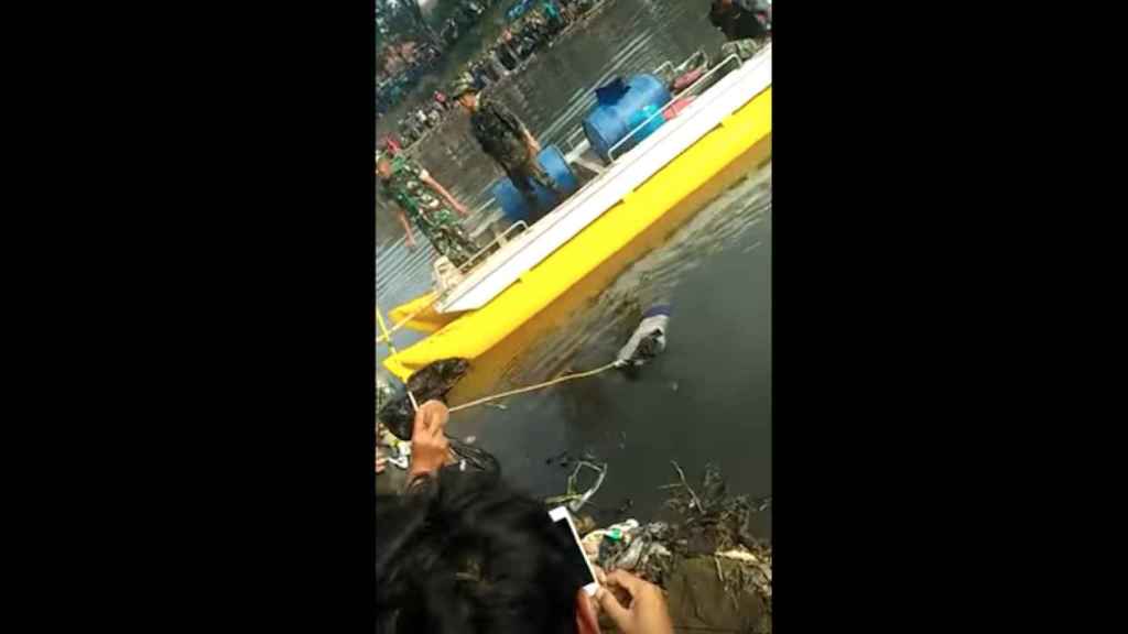 Una foto de los pescadores en el momento en que encuentran el cadáver