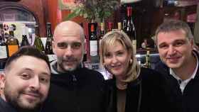 Guardiola posa en la Bodega Sepúlveda con amigos. A la derecha, Roger Pallarols, director del Gremi de Restauració / INSTAGRAM