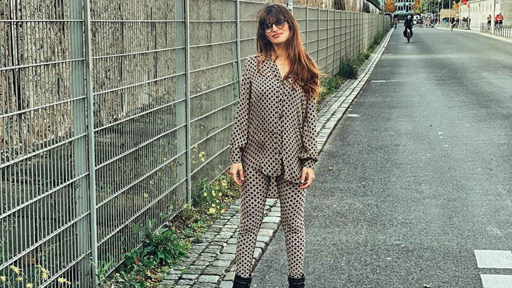 Sara Sálamo en el muro de Berlín