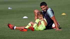 Una foto de Luis Suárez y Benjamín en un entrenamiento del Barça / FCB