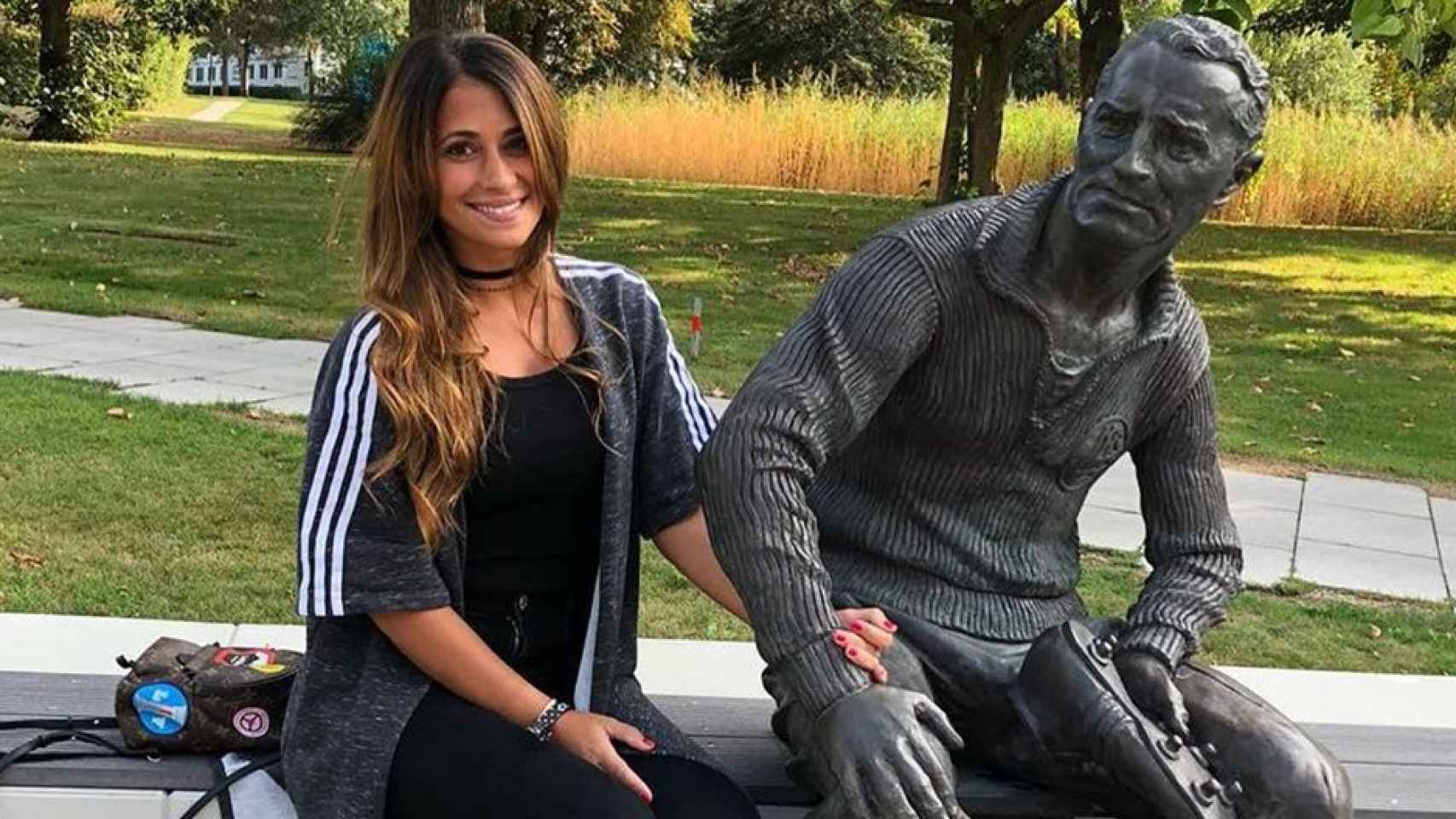 Antonella Roccuzzo junto al fundador de Adidas / INSTAGRAM