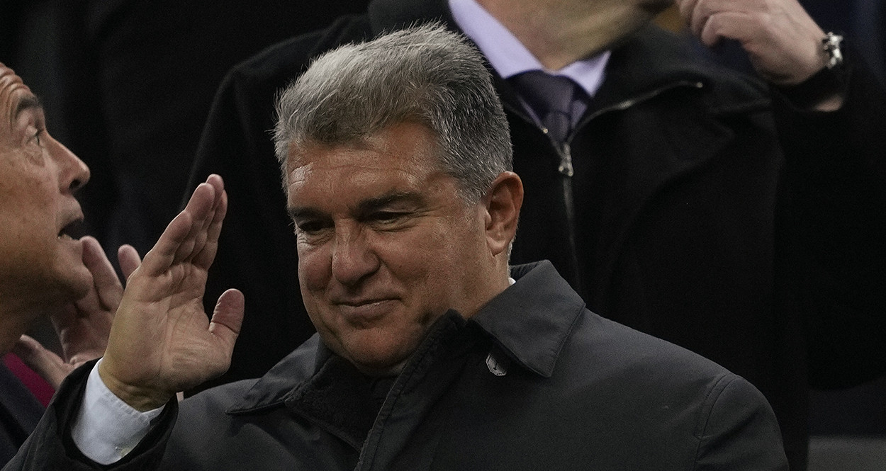 Joan Laporta, junto a Rafa Yuste, en el palco del Camp Nou / EFE