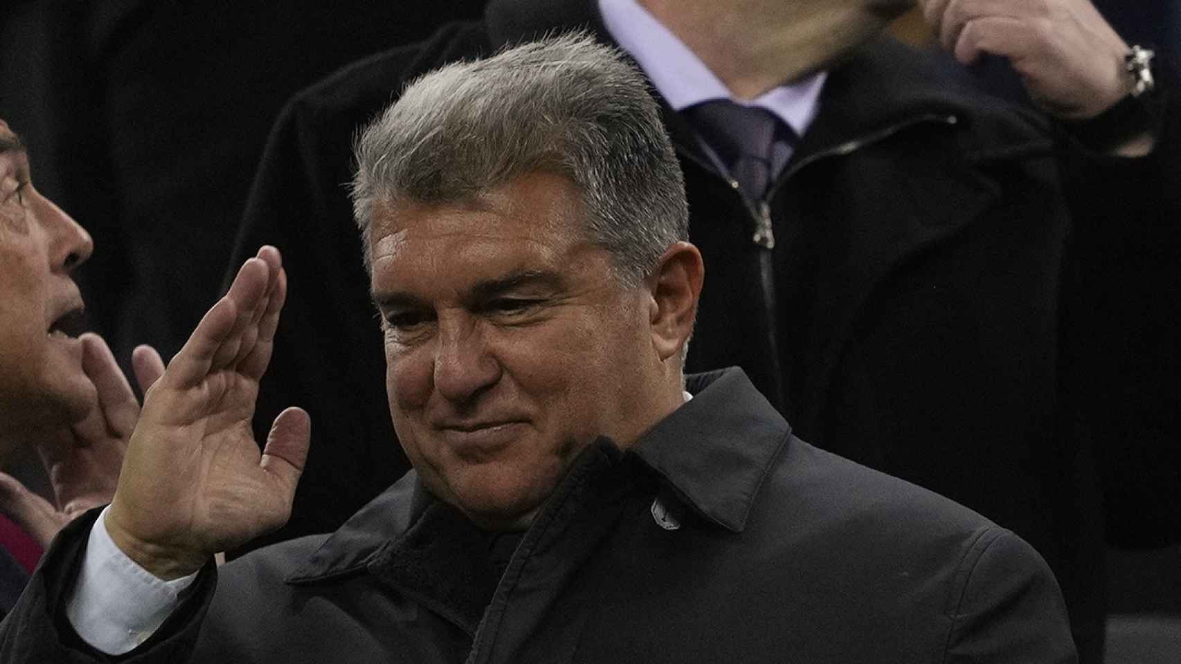 Joan Laporta, junto a Rafa Yuste, en el palco del Camp Nou / EFE