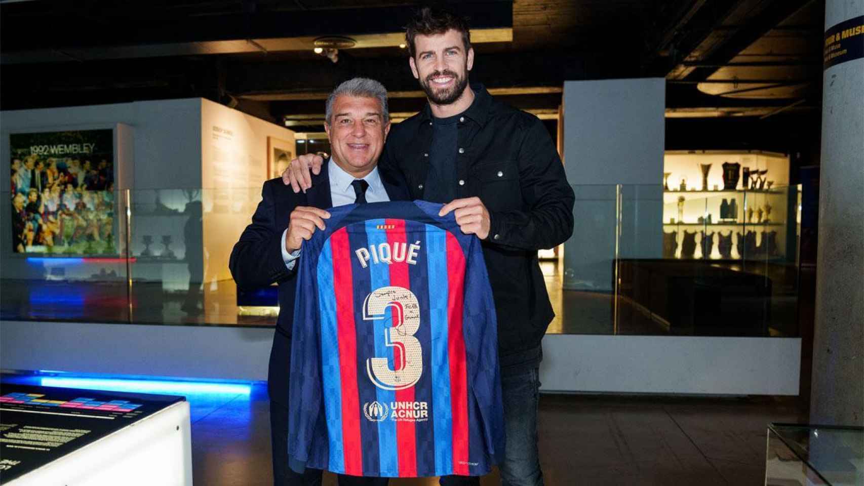 Gerard Piqué y Joan Laporta, posando con la última camiseta del exfutbolista / FCB