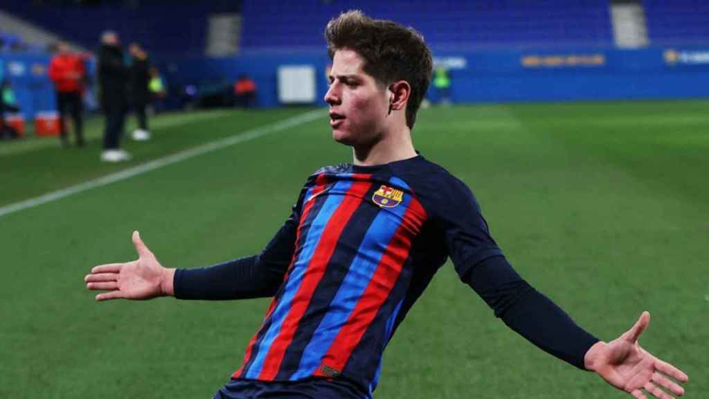 Estanis Pedrola celebra uno de sus dos goles anotados en el triunfo del Barça B contra el Alcoyano