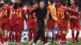 Luis Enrique, junto a sus futbolistas, tras acabar el partido ante Alemania / EFE