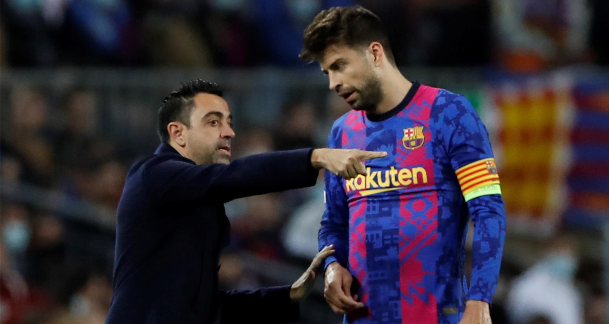 Xavi, dando indicaciones a Gerard Piqué y exigiéndole responsabilidades / EFE