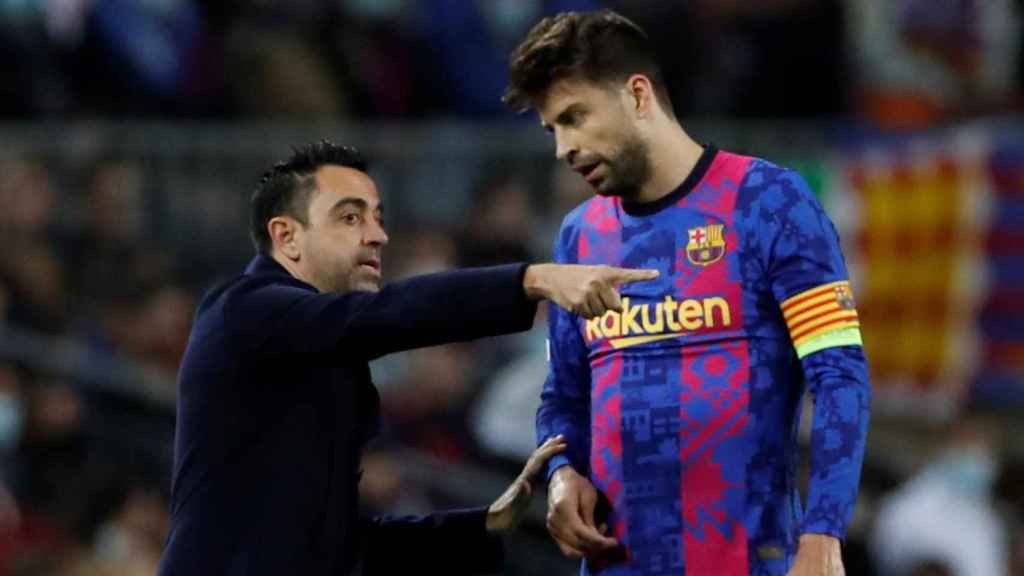 Xavi, dando indicaciones a Gerard Piqué y exigiéndole responsabilidades / EFE