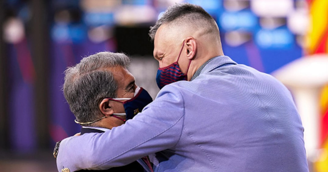 Joan Laporta se abraza a Sarunas Jasikevicius / REDES