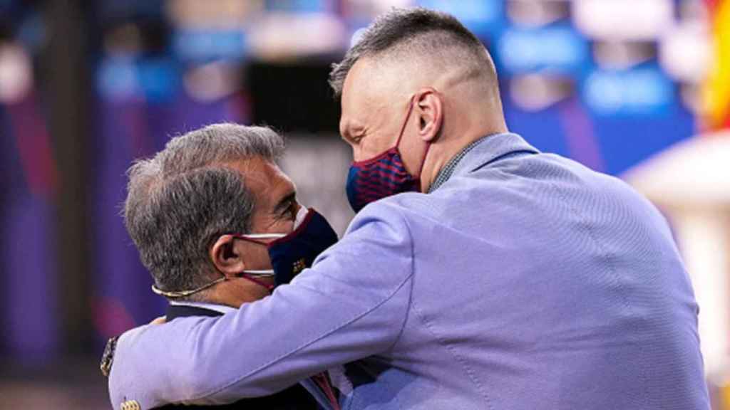 Joan Laporta se abraza a Sarunas Jasikevicius / REDES