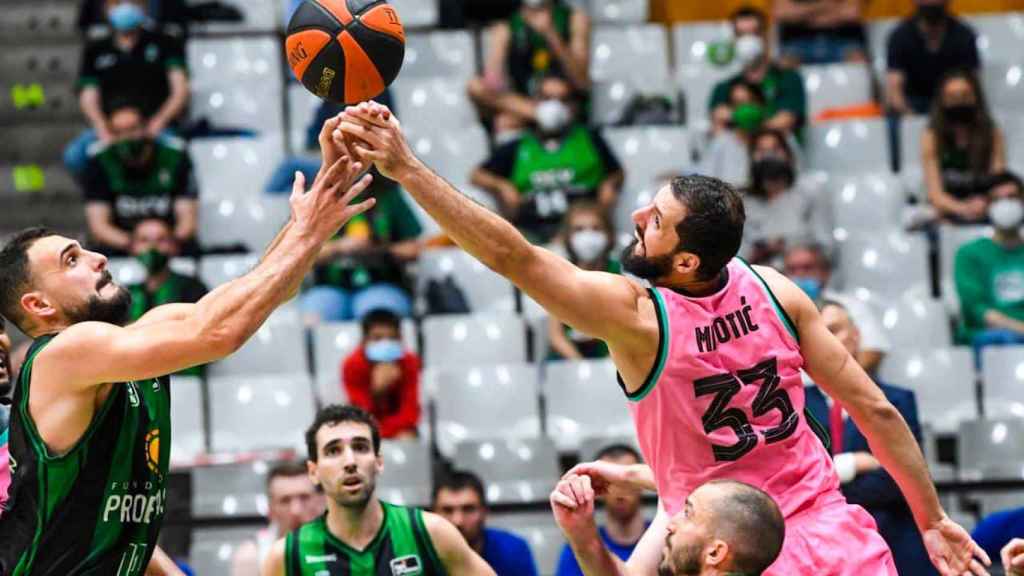 Mirotic luchando un balón en el Penya-Barça / FC Barcelona