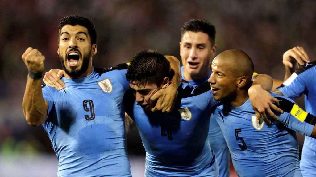 Suárez y Valverde celebrando un gol con Uruguay / Redes