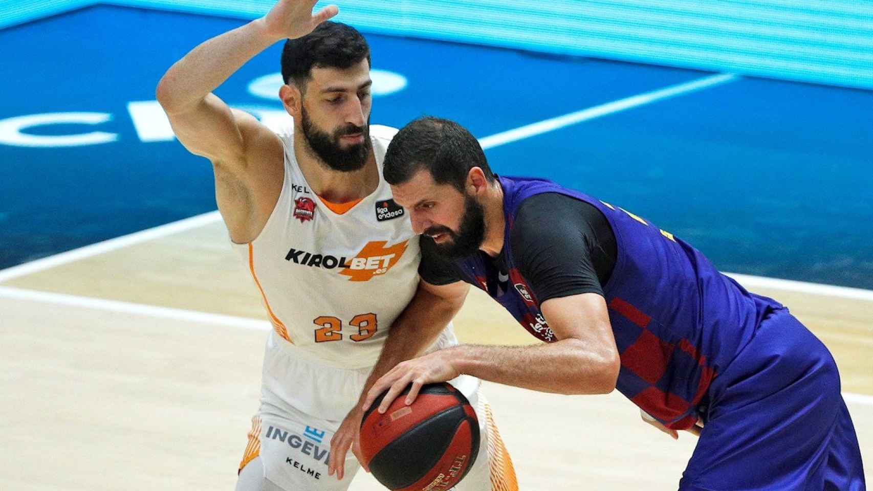 Nikola Mirotic con el Toko Shengelia / EFE