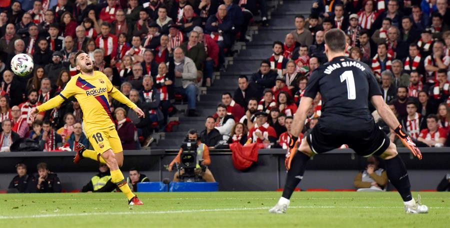 Unai Simón en el partido ante el Barça / EFE