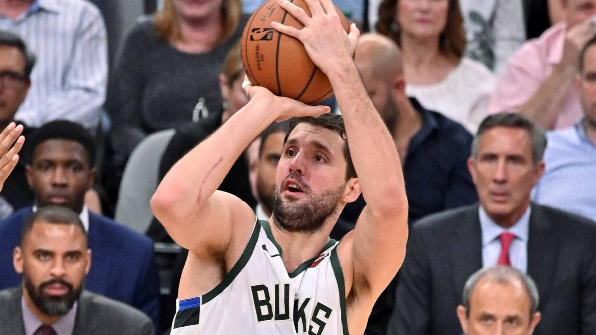 Nikola Mirotic lanza a canasta en un partido con los Milwaukee Bucks / EFE