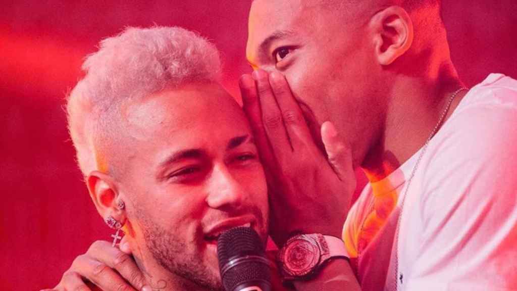 Neymar, micrófono en mano en su cumpleaños, escucha los consejos de su compañero Mbappé / INSTAGRAM