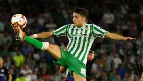 Marc Bartra intenta ganar un balón en un partido con el Betis / EFE