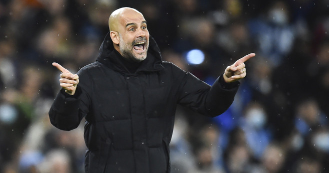 Pep Guardiola, dando indicaciones a toda voz, durante el partido del Manchester City contra el Atlético / EFE