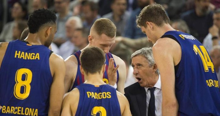 Una foto de los jugadores del Barça Lassa recibiendo instrucciones de Pesic / FCB