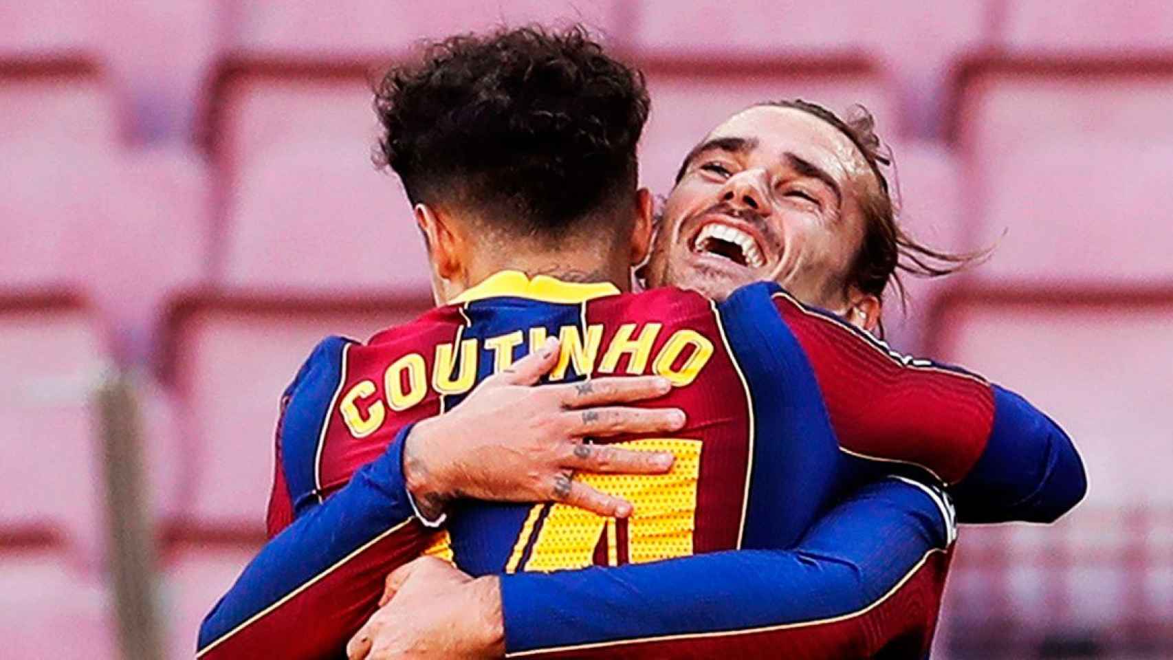 Coutinho y Griezmann se abrazan con euforia tras golear al Osasuna / EFE