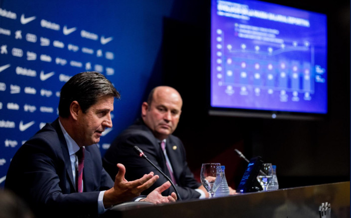 Una foto de Enrique Tombàs y Òscar Grau en la presentación de los presupuestos del FC Barcelona / FCB