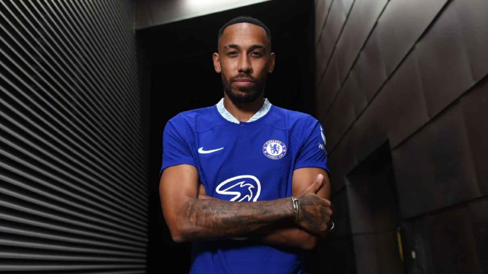 Pierre-Emerick Aubameyang posa con la camiseta del Chelsea / CHELSEA FC