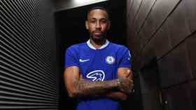 Pierre-Emerick Aubameyang posa con la camiseta del Chelsea / CHELSEA FC