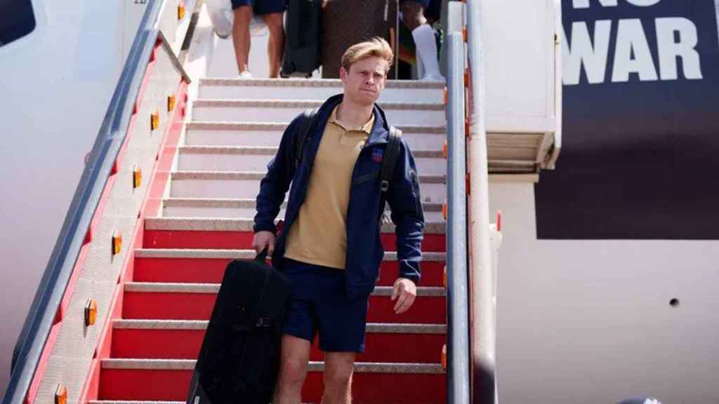 Frenkie de Jong, en el vuelo del Barça de regreso a la ciudad de Barcelona / FCB