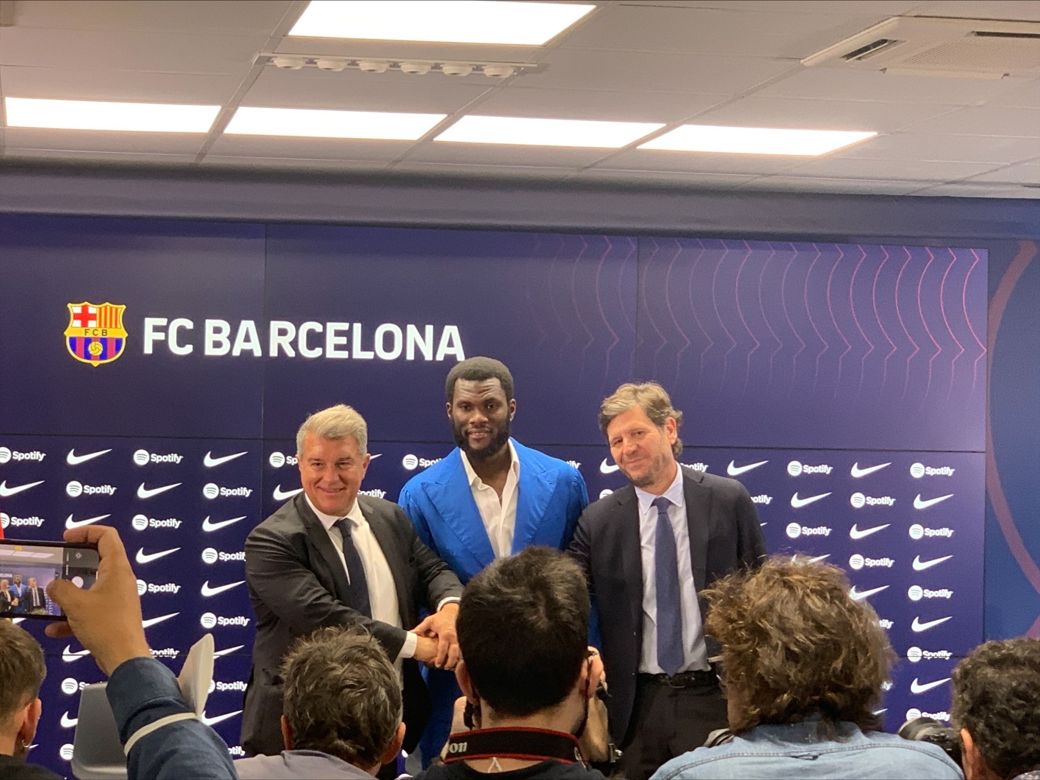 Laporta, Kessié y Alemany, en la presentación oficial del centrocampista de Costa de Marfil / VM