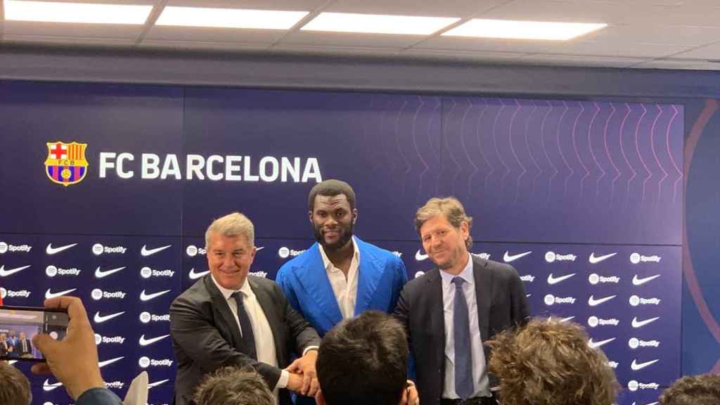 Laporta, Kessié y Alemany, en la presentación oficial del centrocampista de Costa de Marfil / VM