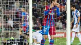 Frenkie de Jong se lamenta tras fallar una ocasión en el derbi contra el Espanyol / EFE